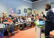 Vanuit deze zaal kon later ook de drone-competitie gevolgd worden. Enkel de teams mochten, na door de desinfectiepoort te zijn gegaan en steriele kleding te hebben aangedaan, de kas in.